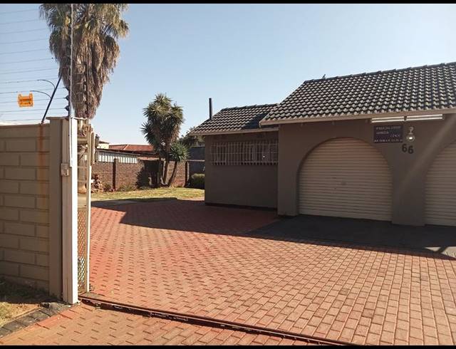 3 BEDROOM HOUSE FOR SALE IN HELIKONPARK